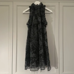 Klänning - Superfin oanvänd cocktail/sommar klänning! Hör av er om ni undrar något :)