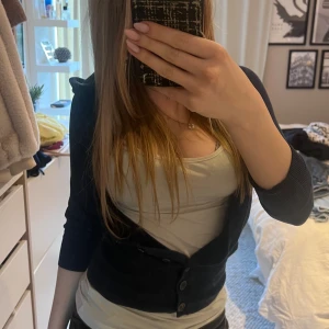 Trekvartsärmad kofta med luva  - Jättesöt halvöppen trekvartsärmad kofta med luva.💗