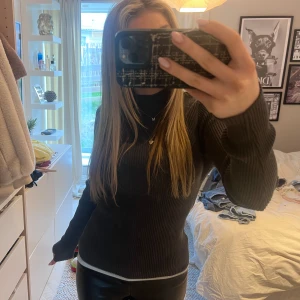 Tajt polo  - Jättefin lite tajtare mörkgrå polo tröja.💓