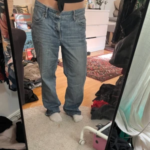 Esprit jeans - supersnygga köpta secondhand.  Tyvärr ingen storlek på lappen men skulle säga 36-38. Är ca 156 och dem är lite långa på mig så skulle säga att dem sitter bra i längden på någon som är ca 160:) Bara att skriva om mått önskas