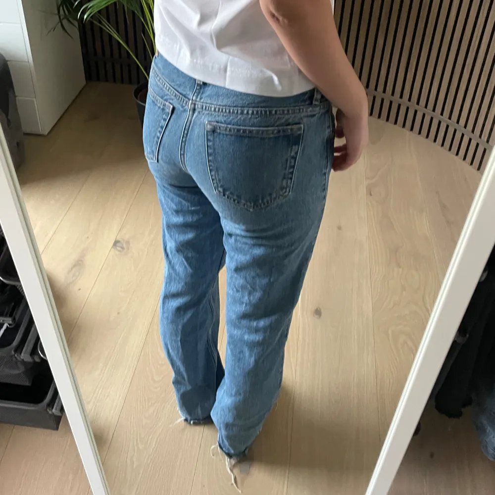 Jättefina jeans från weekday, används inte längre! Sprätt upp i botten så de blir lite längre.. Jeans & Byxor.
