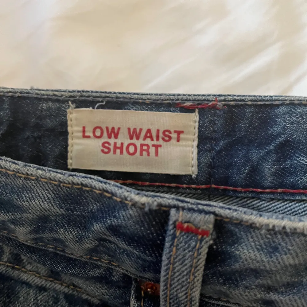Skitsnygga lågmidjade jeansshorts från stradivarius, bra skick storlek 38 lowwaist. Passar en s och kanske m. Ge gärna prisförslag . Shorts.