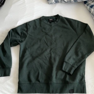 Mörkgrön Sweater - Grön tjocktröja i utmärkt skick! Endast använd fåtal gånger. Storlek XS