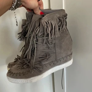 Fransskor - Säljer nu dom har skitsnygga fransskorna. Dom är i storlek 38 men passar mig med storlek 37. Bilderna är lånade på samma skor, skriv för egna bilder💗