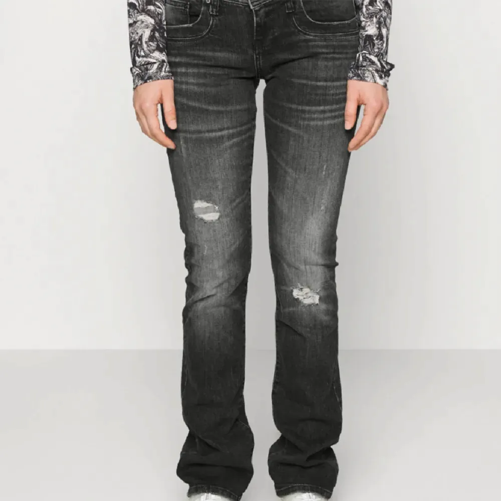 Säljer dessa ltb jeans i storlek 26/30 de är i bra skick. Säljer då de blivit försmå. Har sprätat upp dom längst ner så de är lite längre mer som en 26/32. Skriv vid fler frågor eller bilder på dom. . Jeans & Byxor.