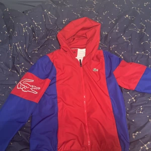 Lacoste Jacka - Väldigt Unik Lacsote sportjacka Storlek S/M Skick 9,5/10, Inga fläckar eller skador Priset är inte hugget i sten
