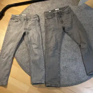 Hej, säljer nu mina 2 par Jack & Jones jeans i modellen, LOOSE/CHRIS. 2 par nästan likadana, bara olika grå färg. Inga defekter på några av jeansen. Båda köpta för 600kr styck. Men säljer för 250kr styck, eller 2 par för 500kr. Hör av er vid frågor.