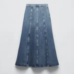 Maxi denim kjol från zara i storlek S, i nyskick med prislappen fortfarande kvar💕Kjolen är endast tetsad och därmed nästintill oanvänd! Skriv för fler bilder/frågor😇🤍