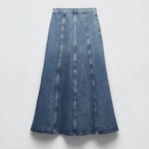 Maxi denim kjol💓 - Maxi denim kjol från zara i storlek S, i nyskick med prislappen fortfarande kvar💕Kjolen är endast tetsad och därmed nästintill oanvänd! Skriv för fler bilder/frågor😇🤍