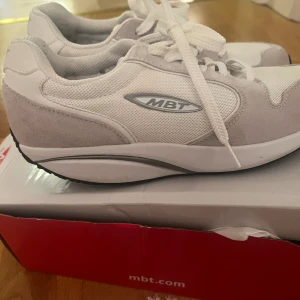 MBT skor - MBT skor använd 3-4 gång  Fel köpt, men riktig fina skor.