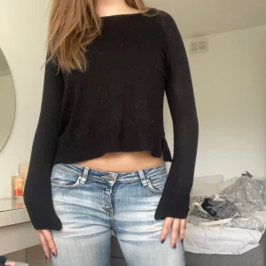 Svart stickad tröja  - Säljer den här supermysiga stickade tröjan från zara, den har ett litet hål i axeln men jag tror de går att fixa, de syns inte så jättemycket 
