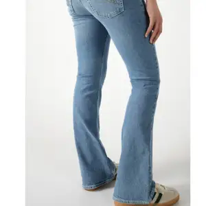 Blåa bootcat jeans, 170 cm och dem är bra längd på mig💕