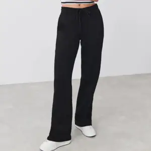 Basic straight sweatpants ifrån Gina Tricot  Nytt aldrig använda. Nypris 299kr