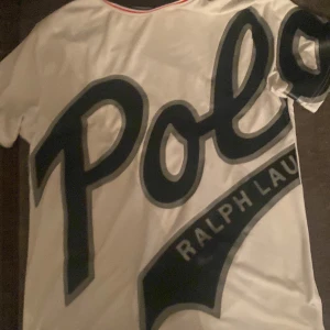 Polo Ralph lauren t shirt  - Storlek M färg vit blå 