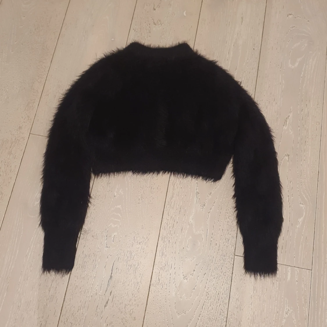  NA-KD Svart långärmad fluff kofta. - 90