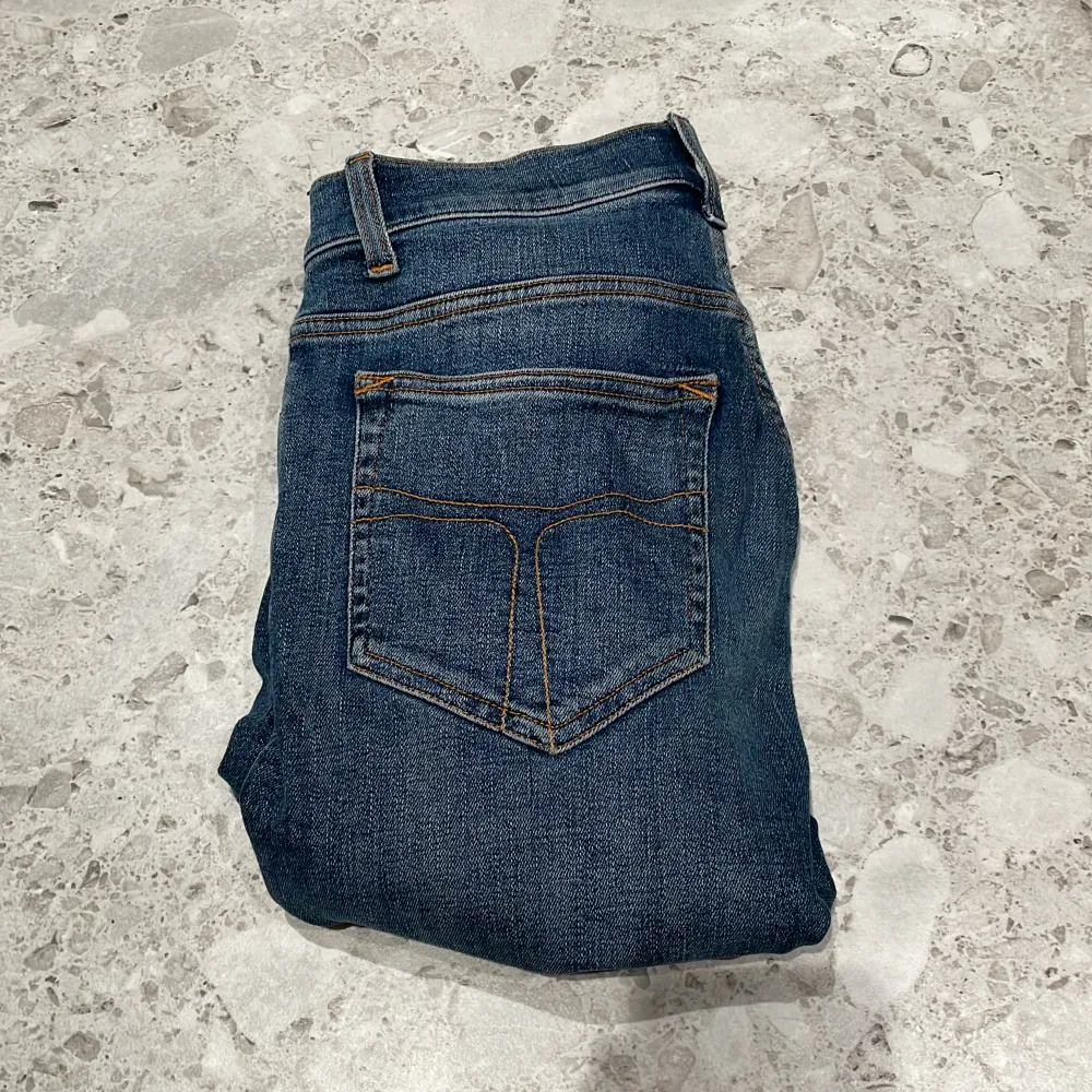 Hej! Vi säljer nu ett par svinsnygga jeans ifrån tiger of Sweden | Strl: 30/30 Skick: 9/10 Retail: ca 1700kr | För ytterligare frågor är det bara att skriva🔝. Jeans & Byxor.