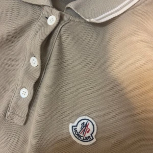 Moncler Piké - Säljer nu denna piké eftersom att den inte passar mig längre. Köpte den för något år sedan för 949kr. Tröjan är i storlek S men är jätte liten i storleken. Så den passar xxs-xs .  Hör av er vid frågor ! 