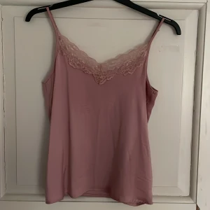 Spets linne - Säljer detta fina spets linne i en fin rosa färg i stl 34. Linnet är nästintill oanvänt, därmed fint skick!💗 Hör av er vid frågor eller fler bilder.☺️