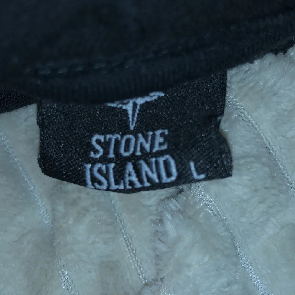 svart stone island tröja, bra skick inga syngliga prickar, hittar den inte på nån sida så tror inte den säljs längre, priset kan diskuteras och skriv om ni vill ha fler bilder  . Hoodies.
