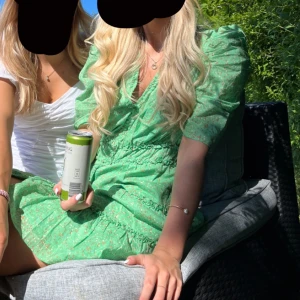 Grön klänning från Jencic  - En jätte fin grön klänning som är använd 2 gågner från Jencic och märket Second Female!💚  Ny pris: 2000kr Priset kan förhandlas!🥰