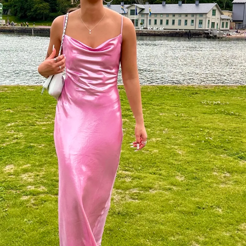 Säljer nu denna rosa klänningen från Gina Tricot. Använd endast 1 gång så är som nyskick! Passar perfekt som balklänning eller finare festklänning till sommaren. Är 165cm lång. Storlek XS men passar mer som S skulle jag säga. Köpt för 700kr. Klänningar.