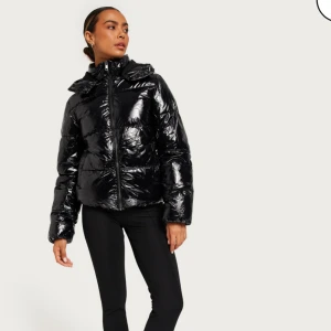 Nelly jacka  - Säljer min jacka från Nelly då den inte kommer till användning längre, har använt den 1 vinter och är i bra skick! Skriv dm om ni vill ha mer bilder på den!