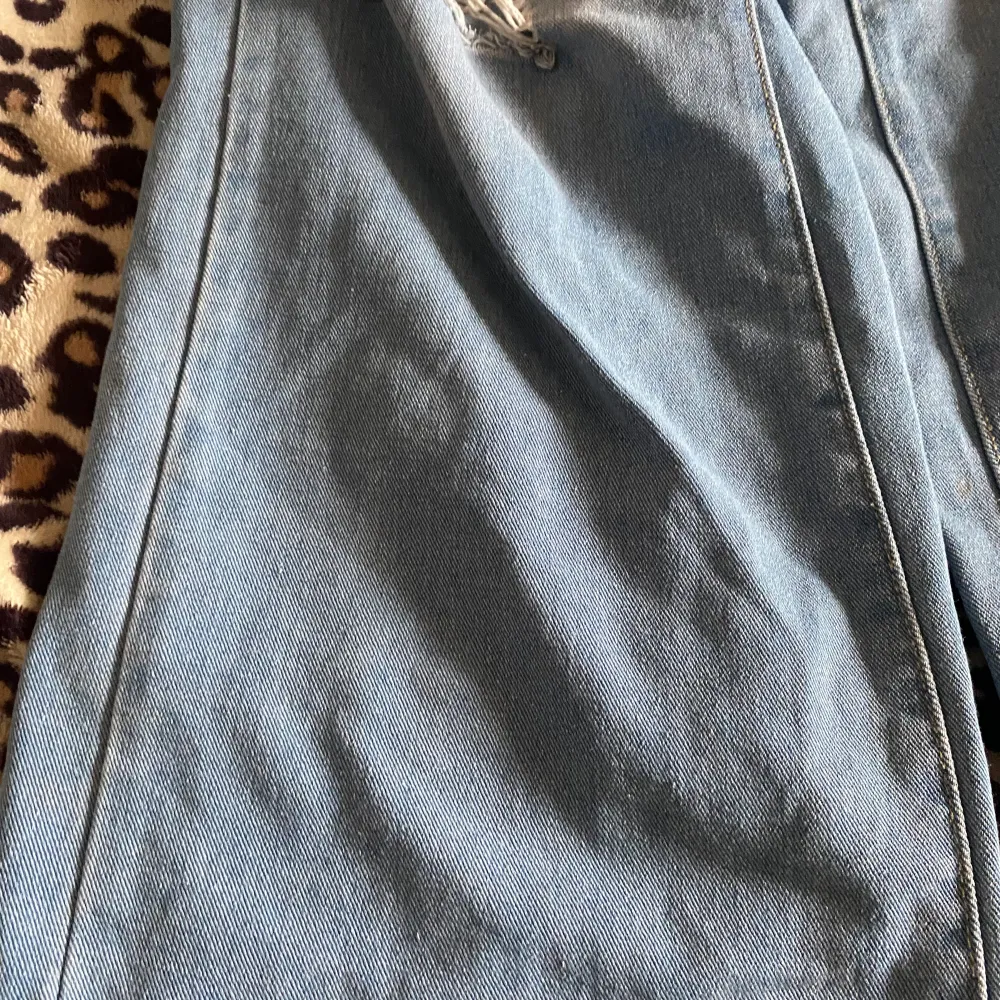  Jättebaggy ljusblå jeans med cool  wash. Köpt secondhand . Jeans & Byxor.