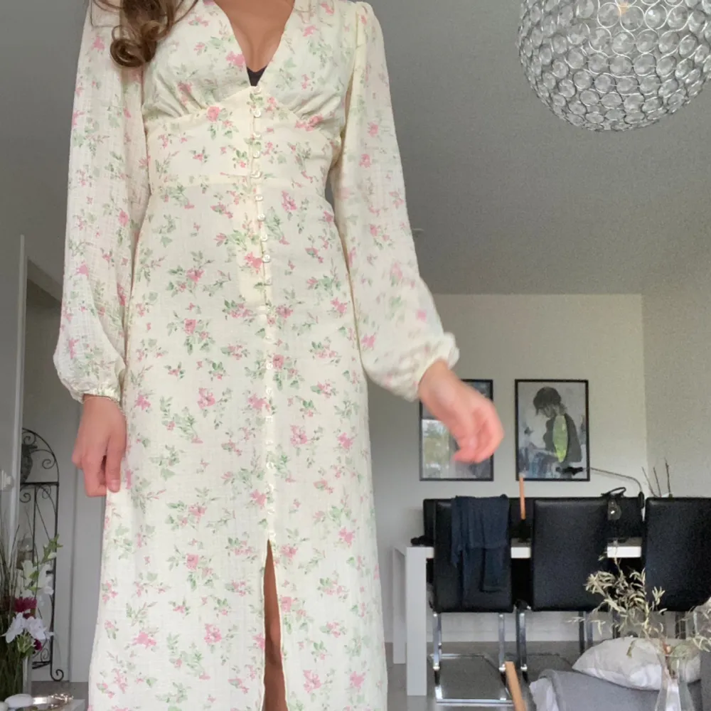 Säljer denna super söta långklänning från Gina som är Perfeckt till skolavslutning eller midsommar💞💞 som ny!  Den är lite mer gul än vad som syns på bilderna 💛🌸. Klänningar.