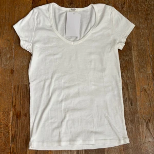 V-ringad Tröja - Oanvänd tröja från Brandy Melville! Materialet är jätte mjukt och sitter jätte fint på. Perfekt och ha som en basic i garderoben. Skriv för intresse 🌟