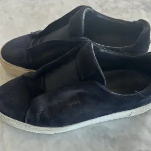Säljer nu dessa mörkblå Axel Arigato skor ser ganska svarta ut på bild men är mörkblå för endast 849 ny pris 2250sek ganska så använda men går att fräscha upp