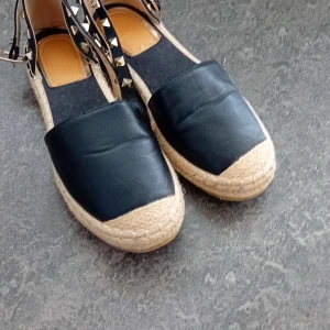 Vår/Sommarskor  - Snygga espadrillos med nitar. Använda en gång. Som nya.