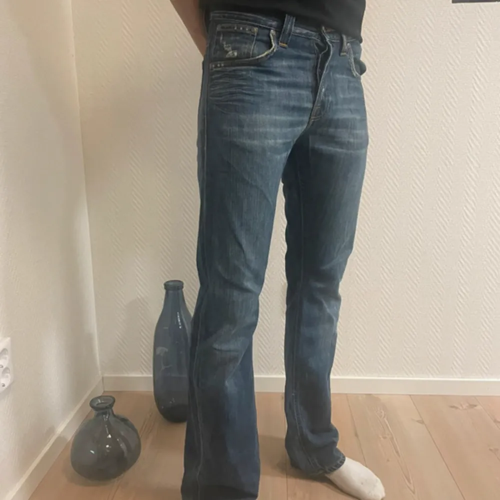Tjena säljer mina nudie jeans som är knappt andvända då dem är lite för stora, storleken på byxan är 28/32 men skulle säga att det är mer en 30/32  Nypris:1699  Model: slim fit. Jeans & Byxor.