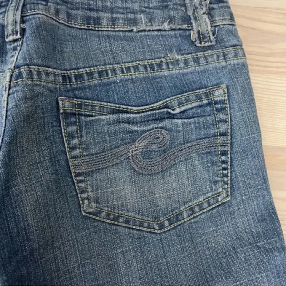 Säljer dessa snygga lågmidjade bootcut jeans. Köpte på plick men passade tyvärr inte så bilderna är från förra ägaren. Byxorna har en fläck på baksida lår men den smälter in i tyget så syns inte vidare mycket 🩵kan skicka mått . Jeans & Byxor.
