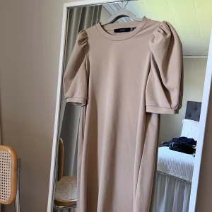 Beige klänning- Vero Moda - Beige klänning med puffärm från Vero Moda.  Storlek XS. 150:-. 