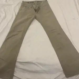 Supersnygga lågmidjade gröna bootcut jeans, st står på bilden men är ganska stora i storleken. Säljer då de inte kommer till användning 