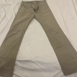 Lågmidjade gröna jeans - Supersnygga lågmidjade gröna bootcut jeans, st står på bilden men är ganska stora i storleken. Säljer då de inte kommer till användning 