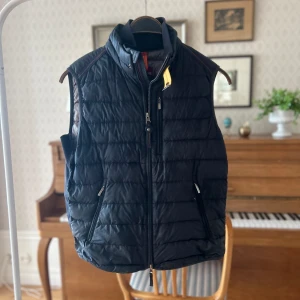 Para jumper väst small - Säljer denna väst då ja aldrig använder den. Skick 6/10, finns lite små defekter. Storlek S 