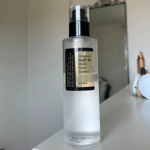 Cosrx serum - Säljer det här populära ”snigelserumet” från cosrx som är jätte återfuktande och bra men passade ej min hudtyp, det är ca 60% av produkten kvar (bild 2), o läs bild 3 för produktbeskrivning🤍köpt för: 299kr, Säljer för 100kr då den är använd 