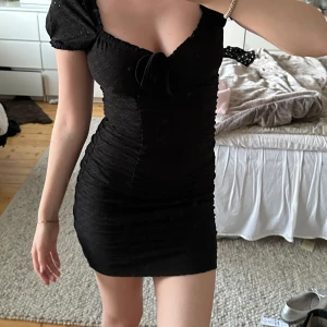 Svart klänning - Svart kort klänning med puffärmar❤️ Helt oanvänd med prislappen kvar