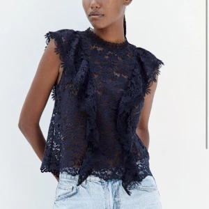 Zara topp - Säljer den här toppen använd en gång, jättefin och i bra skick! 