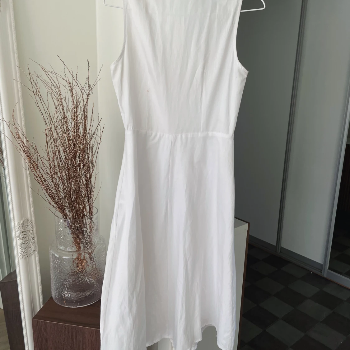 Vit sommarklänning med knappar  - 91