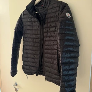Moncler dunjacka - Tunn vår och sommar jacka från moncler, storlek 4 som motsvarar L i moncler size men jag skulle snarare säga det är som en S/M då den är liten i storleken. Använd få gånger, inte min stil längre. Fint skick. Den har fickor.