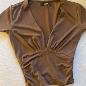 Superfin brun T-shirt som är lite mer festlig i en brun färg! Storlek xs 🤎 Från bikbok! 