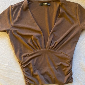 T-shirt XS - Superfin brun T-shirt som är lite mer festlig i en brun färg! Storlek xs 🤎 Från bikbok! 