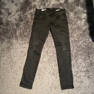 Replay jeans - Riktigt feta replay anbass hyperflex jeans i svart med vita blekningar! Nypriset ligger på 1500 kr! Vid frågor eller funderingar är det bara att skriva!