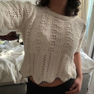 Stickad tröja - Har använts 1 gång så den är typ som ny. Passformen är lite croppad. Storlek saknas, sitter som S ☺️