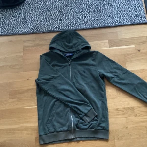 Ralph Lauren Zip - Skick 6/10 En fin grön Ralph Lauren zip. Storlek M Noppig