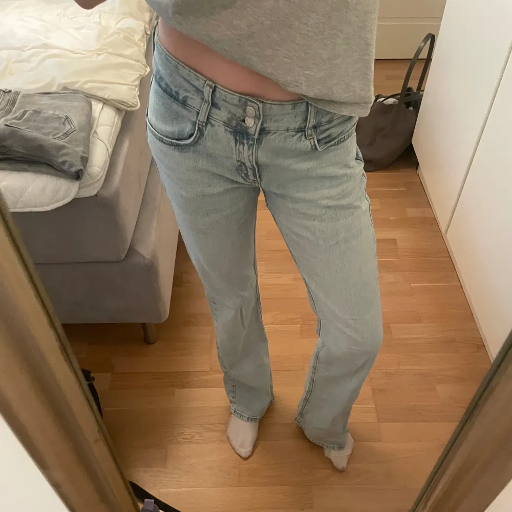 Jätte snygga lågmidjade bootcut jeans från pull and bear! Storlek 38, jag är vanligtvis 36 så sitter lite större på mig! Är 170cm. I bra skick! Använd gärna köp nu!💕. Jeans & Byxor.