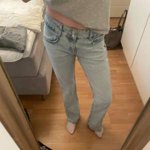 Jätte snygga lågmidjade bootcut jeans från pull and bear! Storlek 38, jag är vanligtvis 36 så sitter lite större på mig! Är 170cm. I bra skick! Använd gärna köp nu!💕