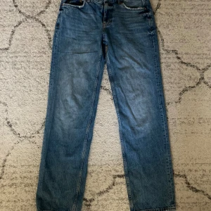 Gina Tricot lågmidjade straight leg jeans - Gina Tricot lågmidjade straight leg jeans med färgen blå. Storlek 38 och i utmärkt skick. Andvända 3 gånger💕